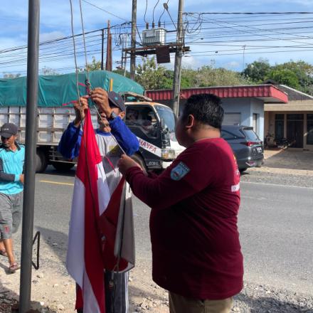 Sambut Semangat Kemerdekaan, Pemdes Simpang Tiga Bersama Satlinmas Gelar Pemasangan Umbul - Umbul